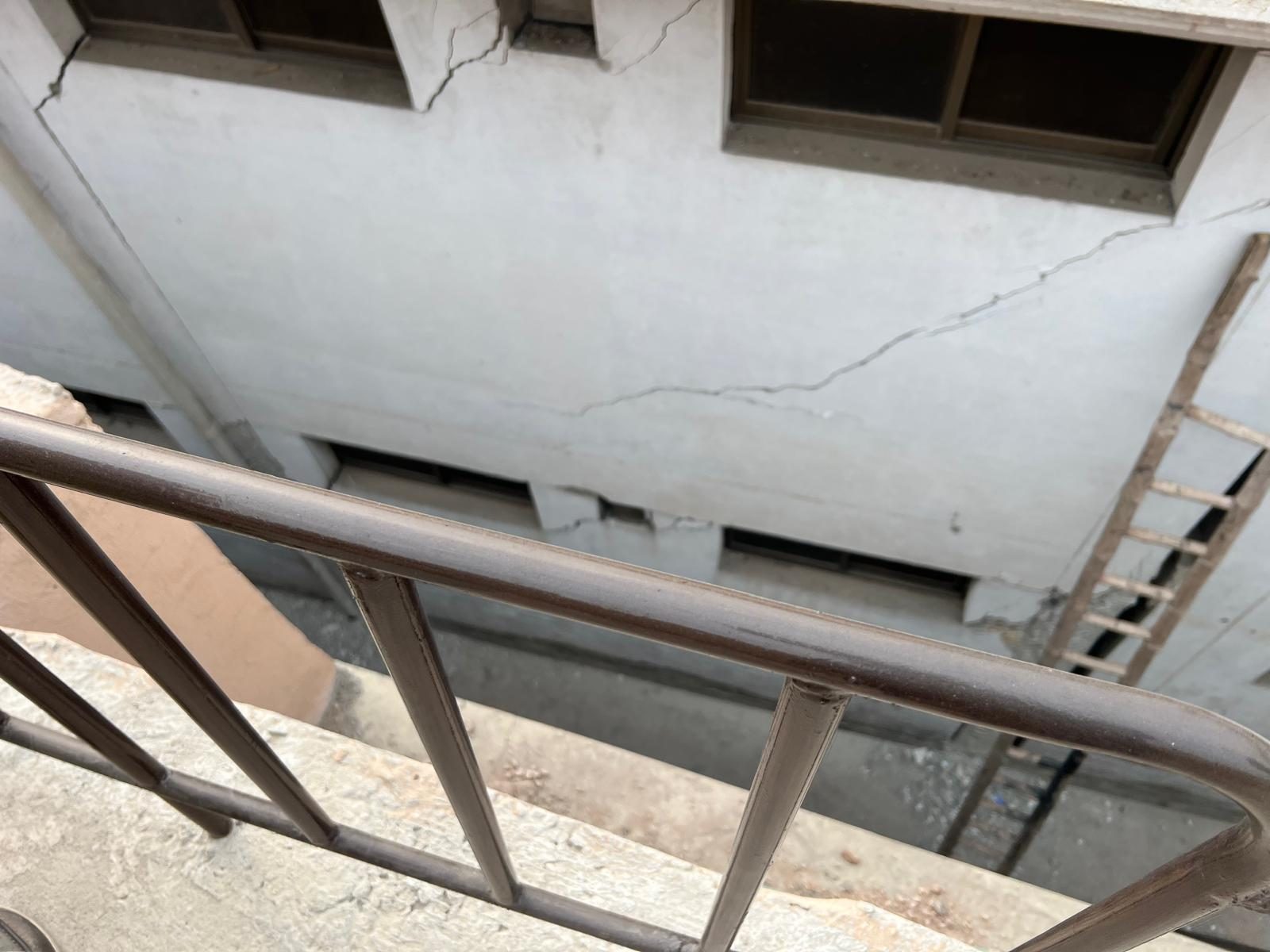 Diagonal settlement cracking in a building wall